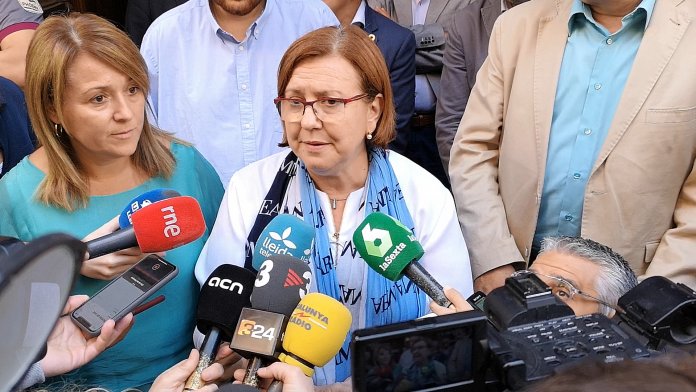La vicepresidenta de la Diputació de Lleida, Rosa Maria Perelló, moments després de la detenció de Reñé - Foto Miquel de Santiago