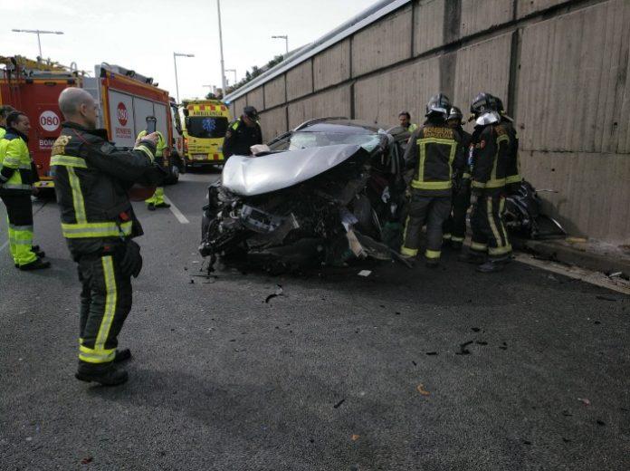Estat en què ha quedat un vehicle que ha atropellat mortalment una persona a la Ronda Litora de Barcelona